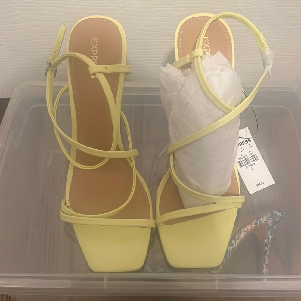Express Sandals 😍 - Picture 3 of 5